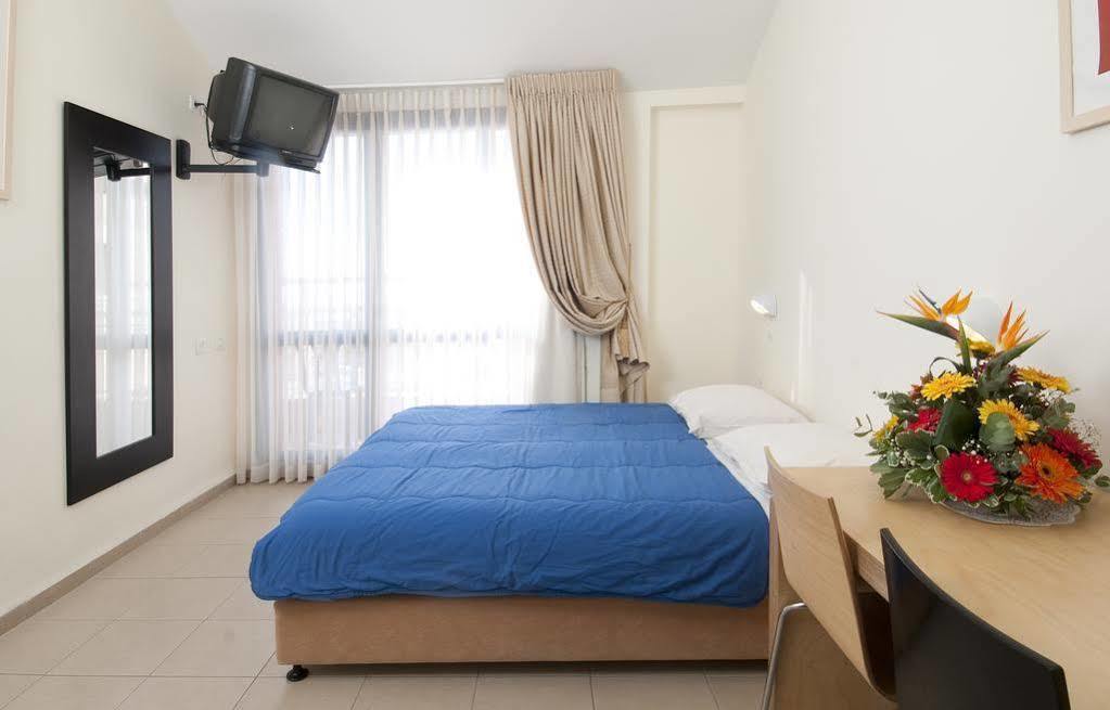 Hi - Shlomi Hostel Shelomi Exteriör bild